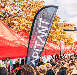 Bedrukte beachvlag in actie op een evenement, opvallende branding op locatie