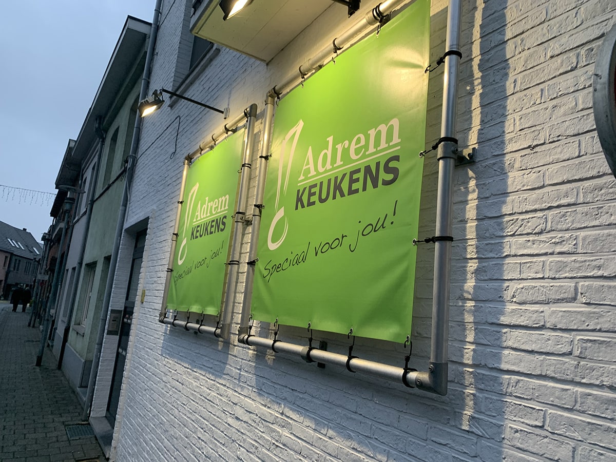 Bedrukte spandoeken en banners met eventueel ook de frames.