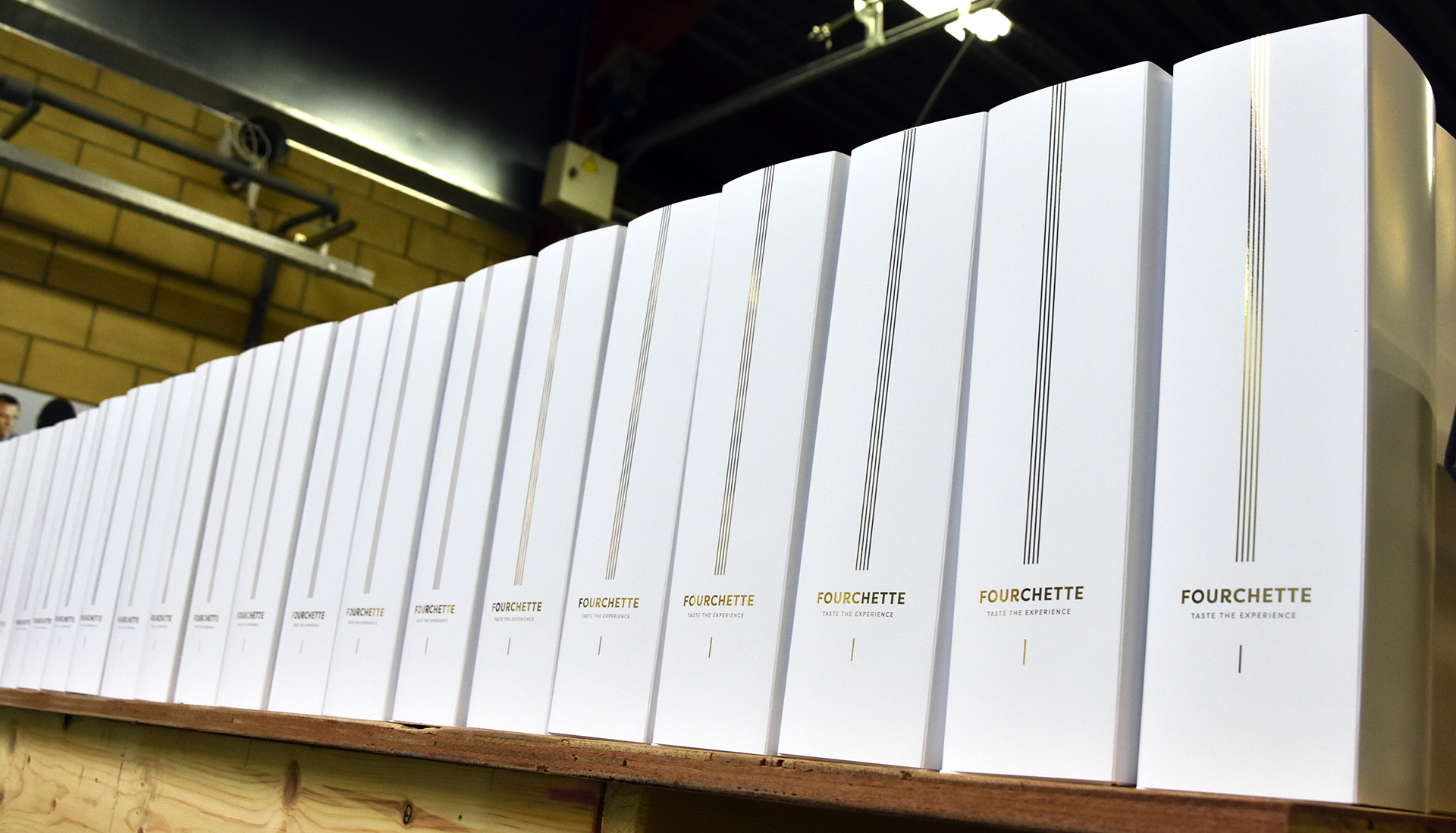 gepersonaliseerde bierdozen met goudfolie gepersonaliseerde bierdozen met goudfolie